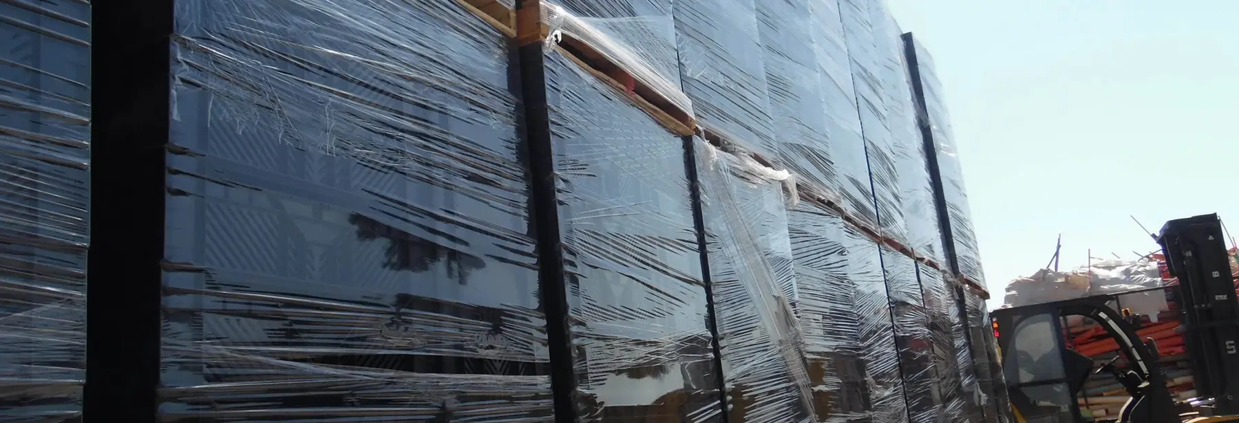 Productos plásticos apilados y embalados en bodega